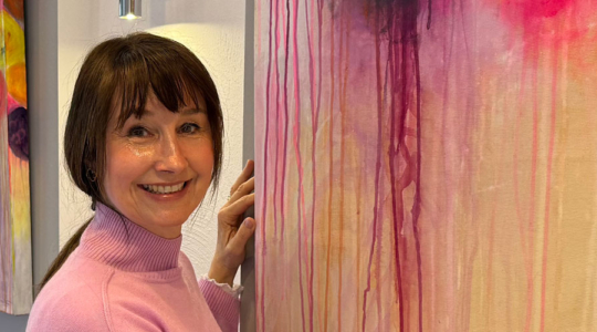 Diane Kreuter steht vor einem ihrer Kunstwerke