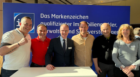 Das Schwendt & Rauschel Immobilien Team gemeinsam mit Tobi Kämmerer beim IVD Mitte Immobilientag 2025