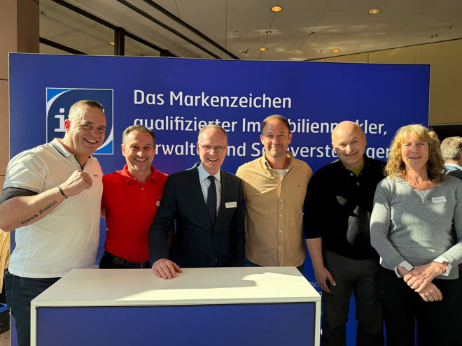 Das Schwendt & Rauschel Immobilien Team gemeinsam mit Tobi Kämmerer beim IVD Mitte Immobilientag 2025