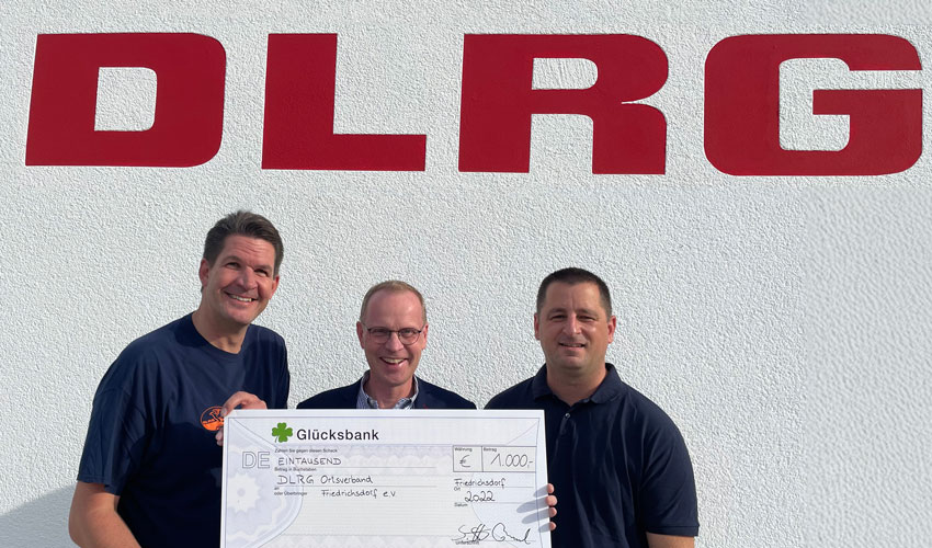 Scheckübergabe durch Stefan Schwendt an DLRG