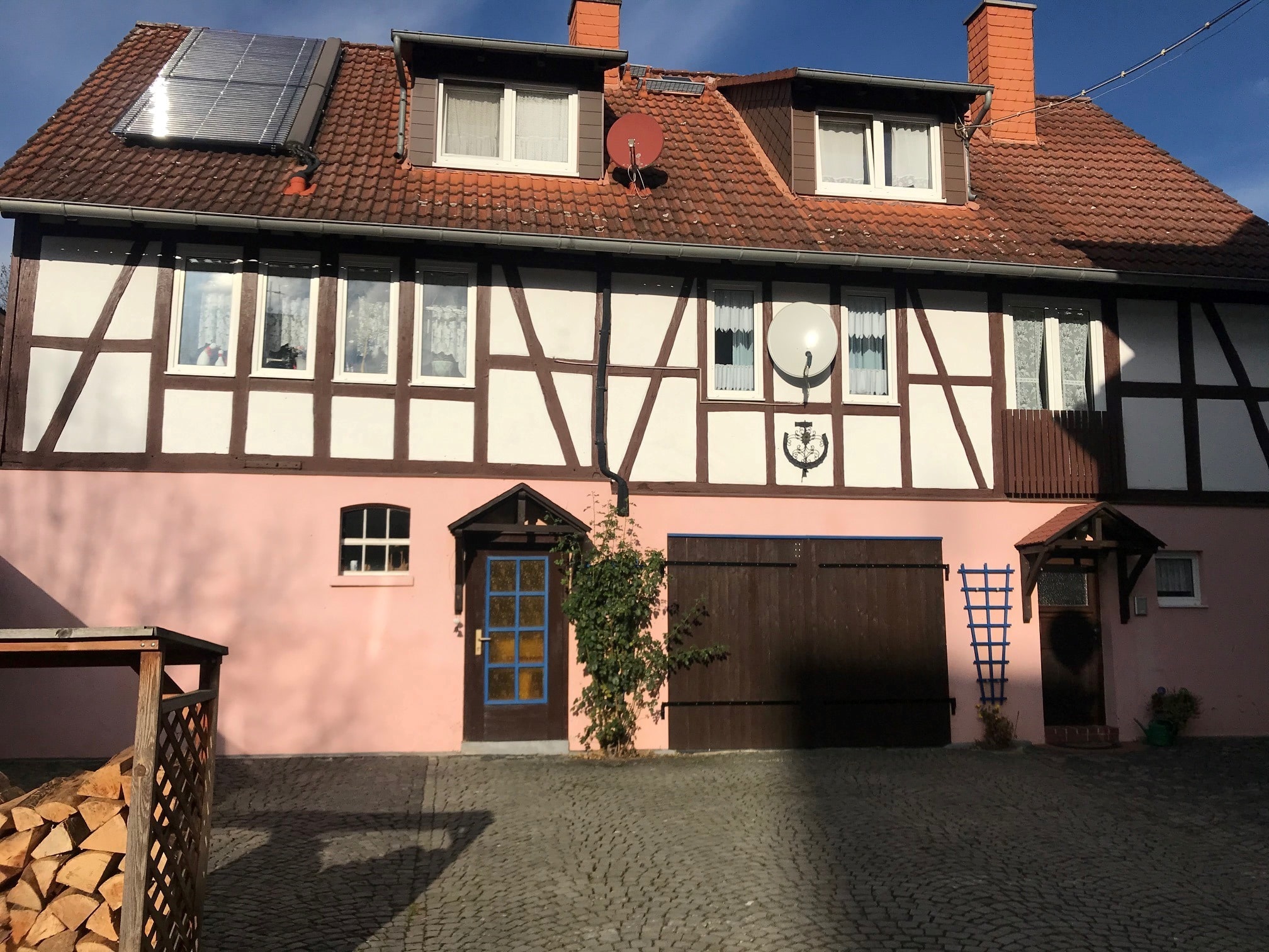2 Häuser auf ehem. Bauernhof im Ortskern mit besonders schönem Garten