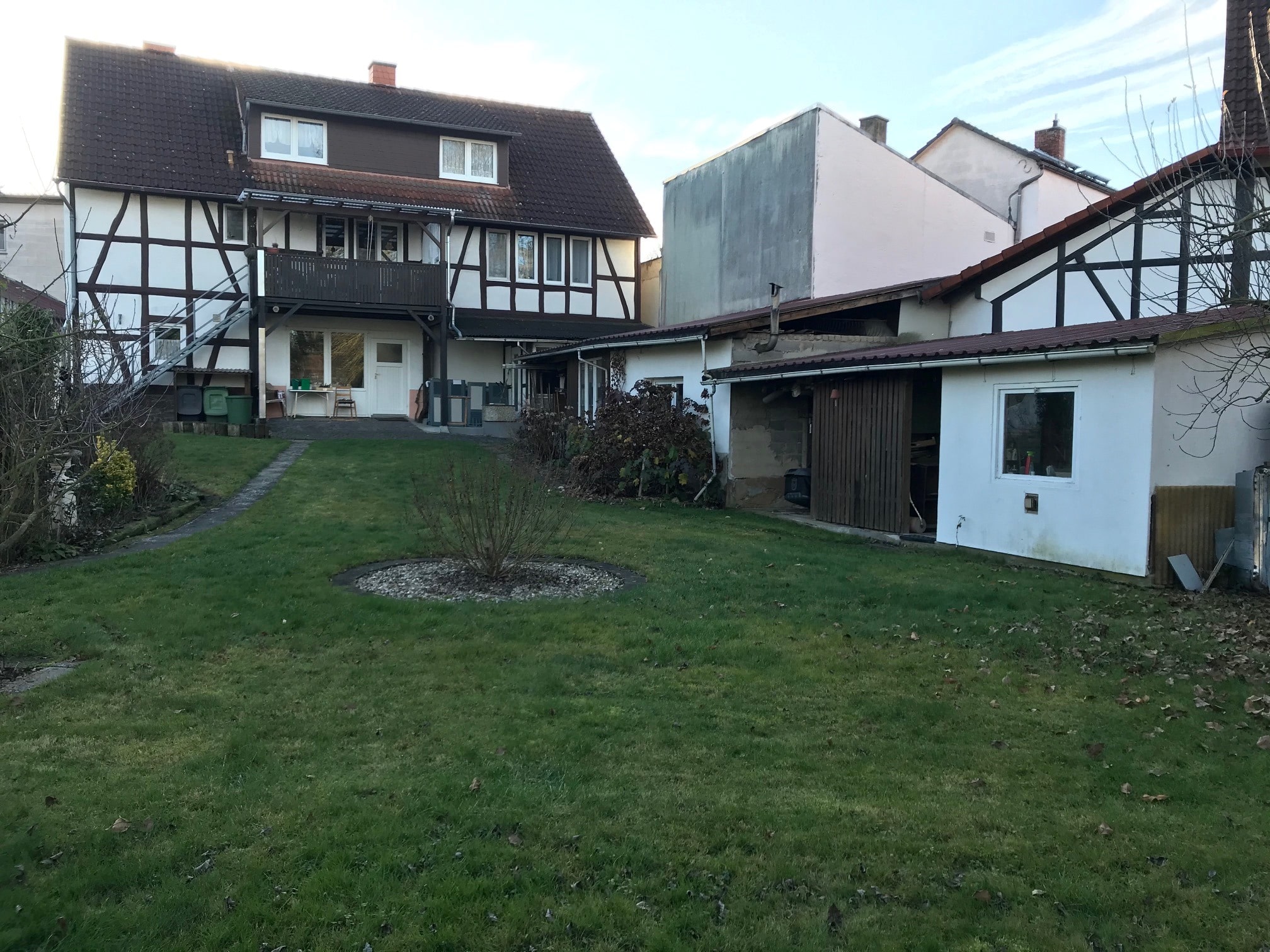 2 Häuser auf ehem. Bauernhof im Ortskern mit besonders schönem Garten