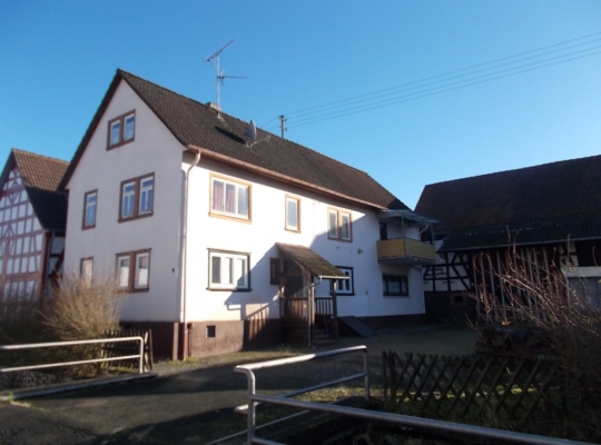Wohnhaus und Scheune – beide mit viel Platz – in Ortenberg-Usenborn