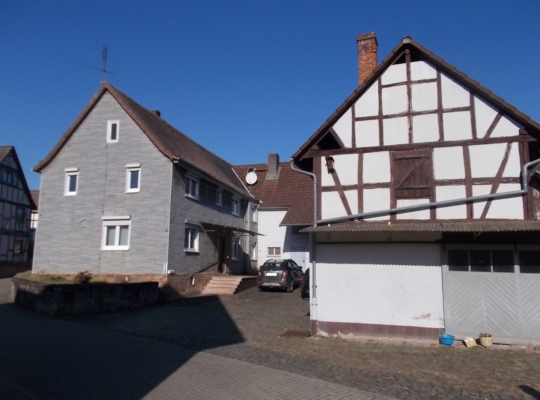 Hier ist Fernwärme schon dabei – Klassische Hofreite in Ortenberg-Bergheim