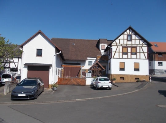 Eine tolle Kombination – Wohnhaus mit Nebengebäuden in Schotten-Einartshausen