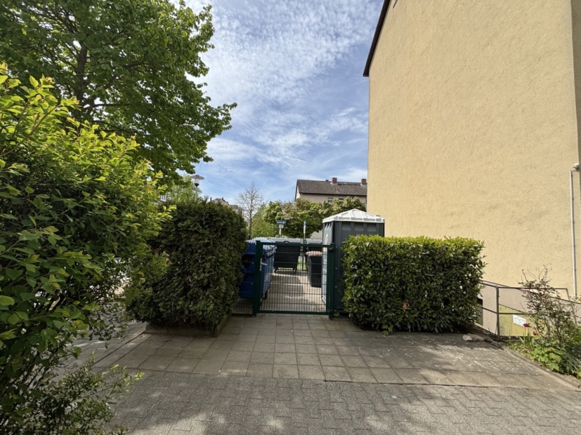 Abstellfläche Mülleimer