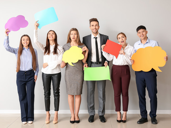 Kundenbewertung abgeben | sechs Personen halten bunte Sprechblasenschilder in die Höhe